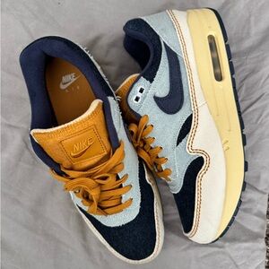 Nike Women 9.5 (Size 8 Men) Sneakers - Navy, Mustard, and Cream, like New